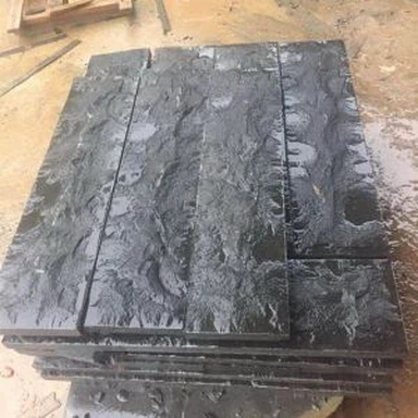 Svartur basalt veggpanel